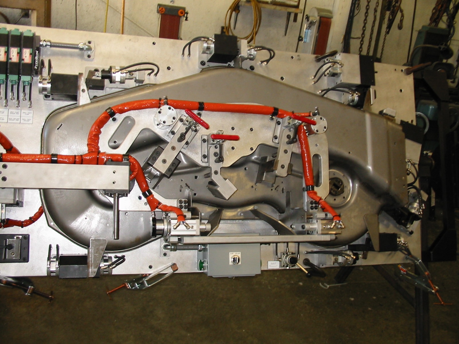 Robotic welding cell with sparks